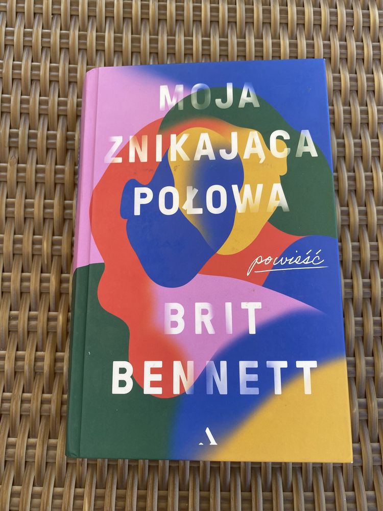 „Moja znikająca połowa” Brit Bennett ksiazka bestseller 2020