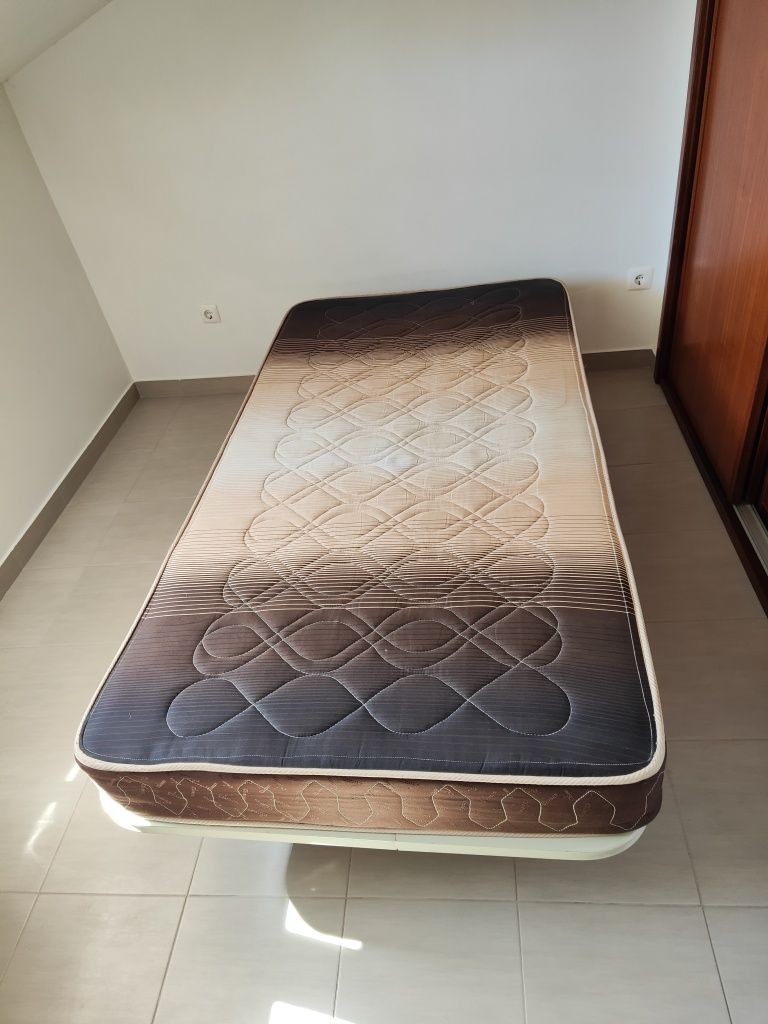 Cama e colchão para vender