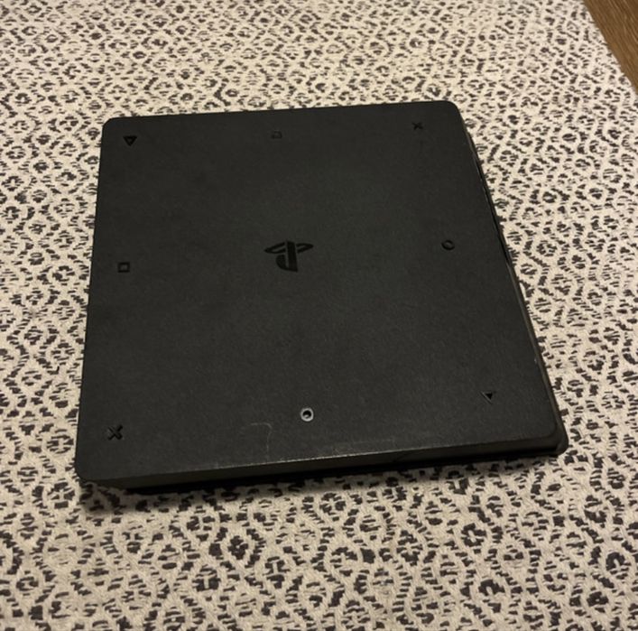 Play station 4 com 2 comandos e 4 jogos.