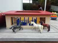 Brinquedos - cavalariça e 3 cavalos (em madeira e plástico)