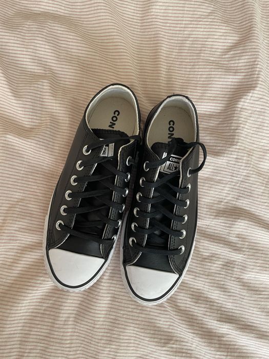 Chuck Taylor All Star com plataforma. Tecido pele.