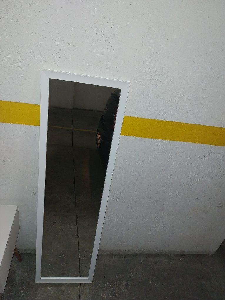 Cabeceira da cama com espelho
