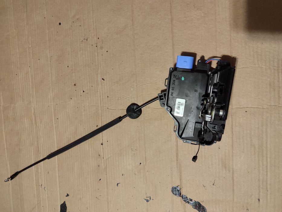 Замок передній правий Volkswagen Touran 3D1837016AC