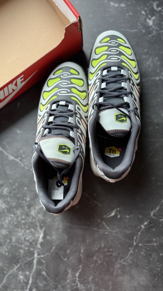 Nike Air Max Plus Drift “Light Silver/Volt” | r. 42.5 |