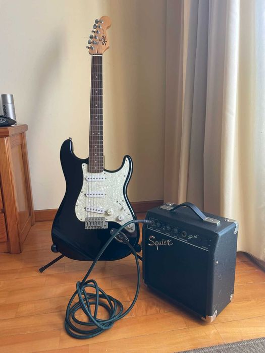 Conjunto Guitarra Fender Squier + Amplificador SP-10 + Acessórios