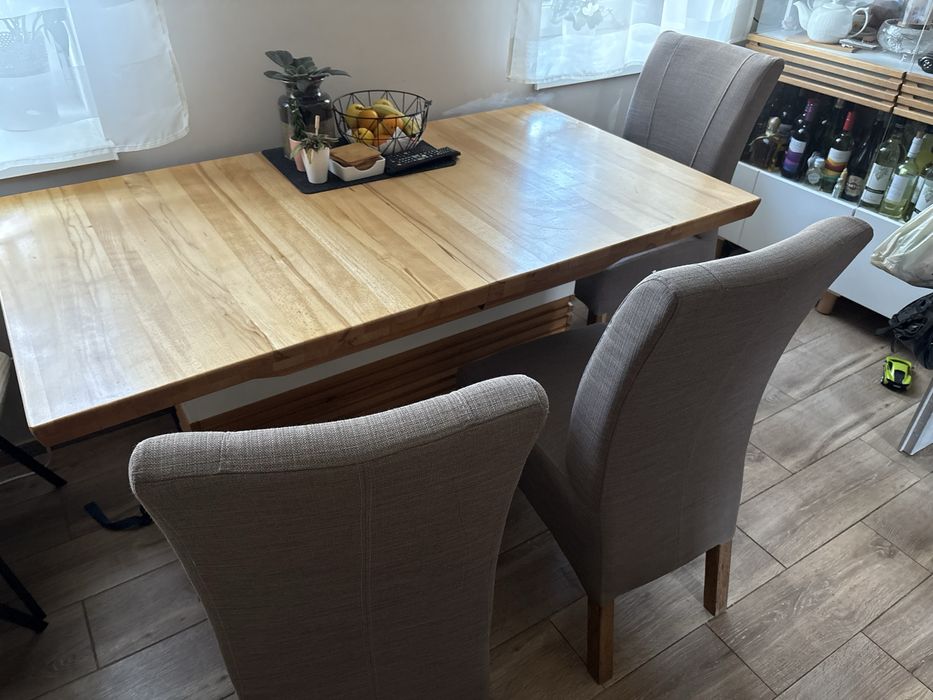 Solidne drewniane krzesla obiciowe w kolorze brazu