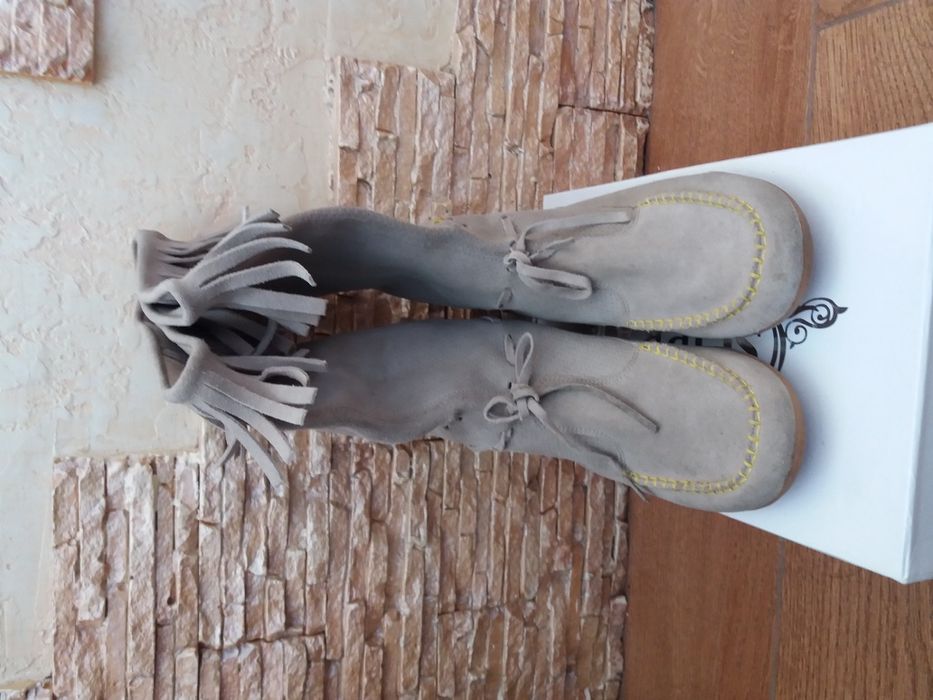 Продам демисезонные замшевые сапожки на девочку