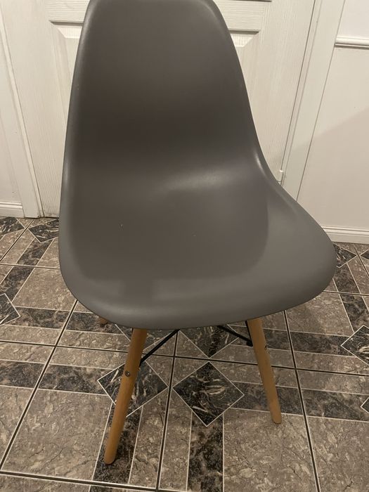 Szare plastkowe krzeslo
