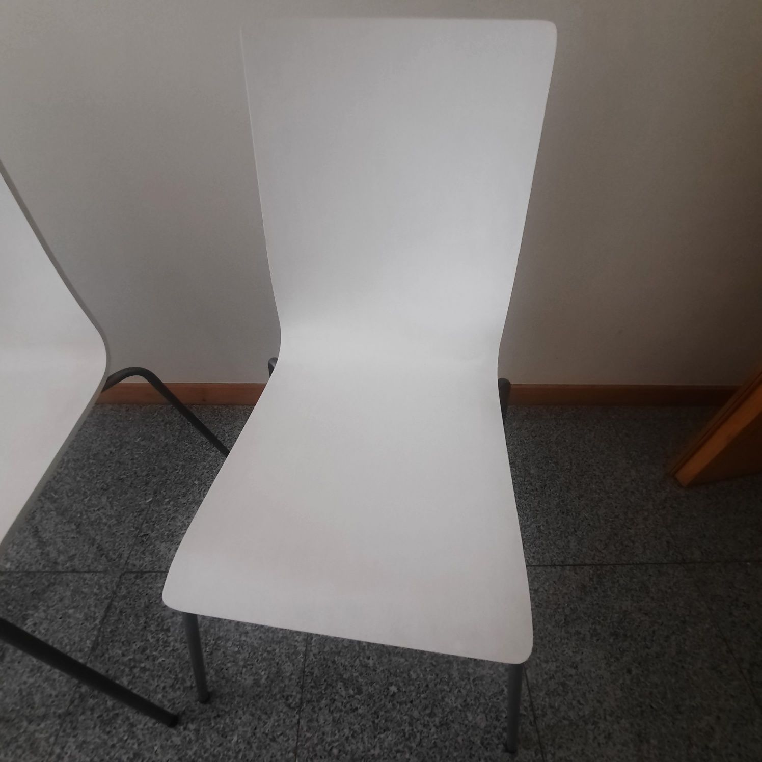 Cadeias tampo branco e pernas metal