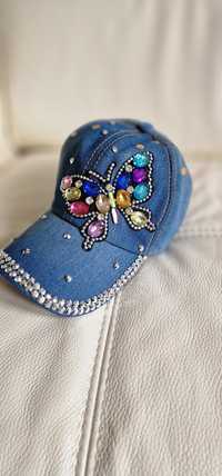 Nowa czapeczka z daszkiem z ozdobnymi kamieniami