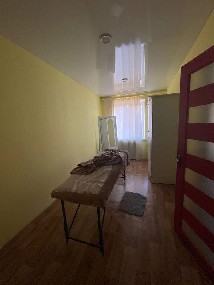 Здається кімната у двокімнатній квартирі (центр), шукаю сусідку.