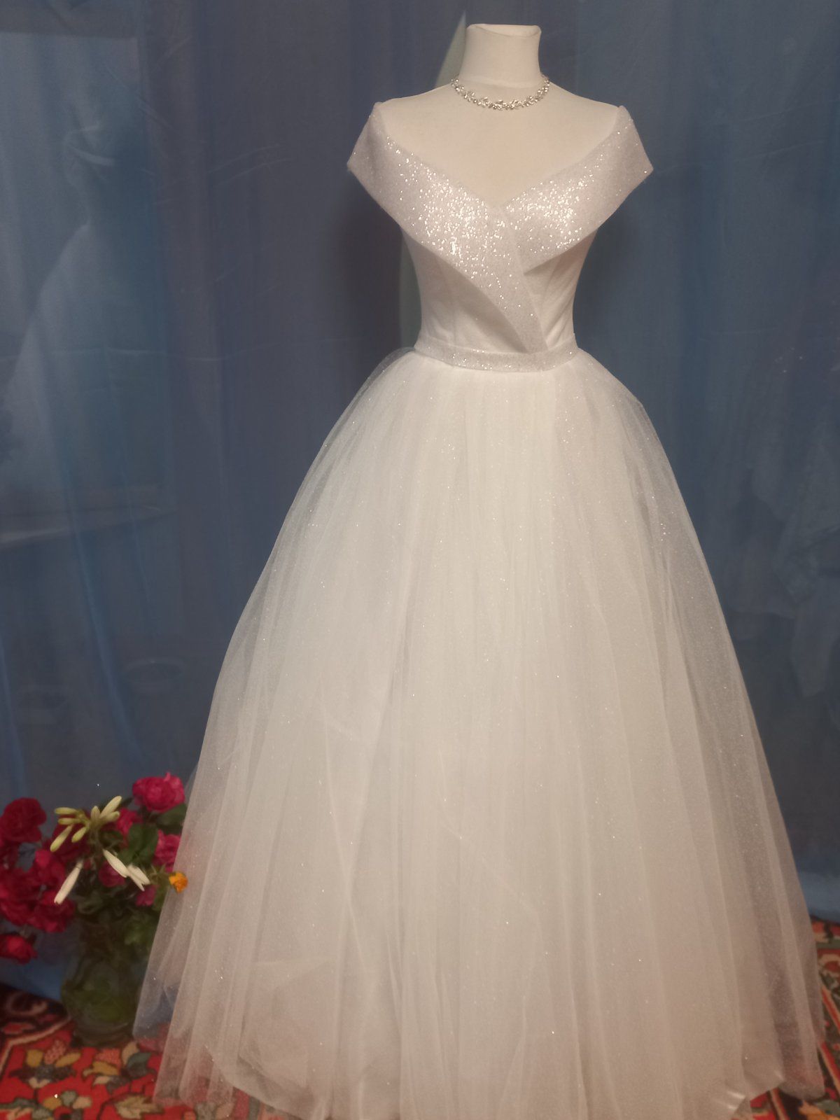 Блестящее, гламурное свадебное платье.