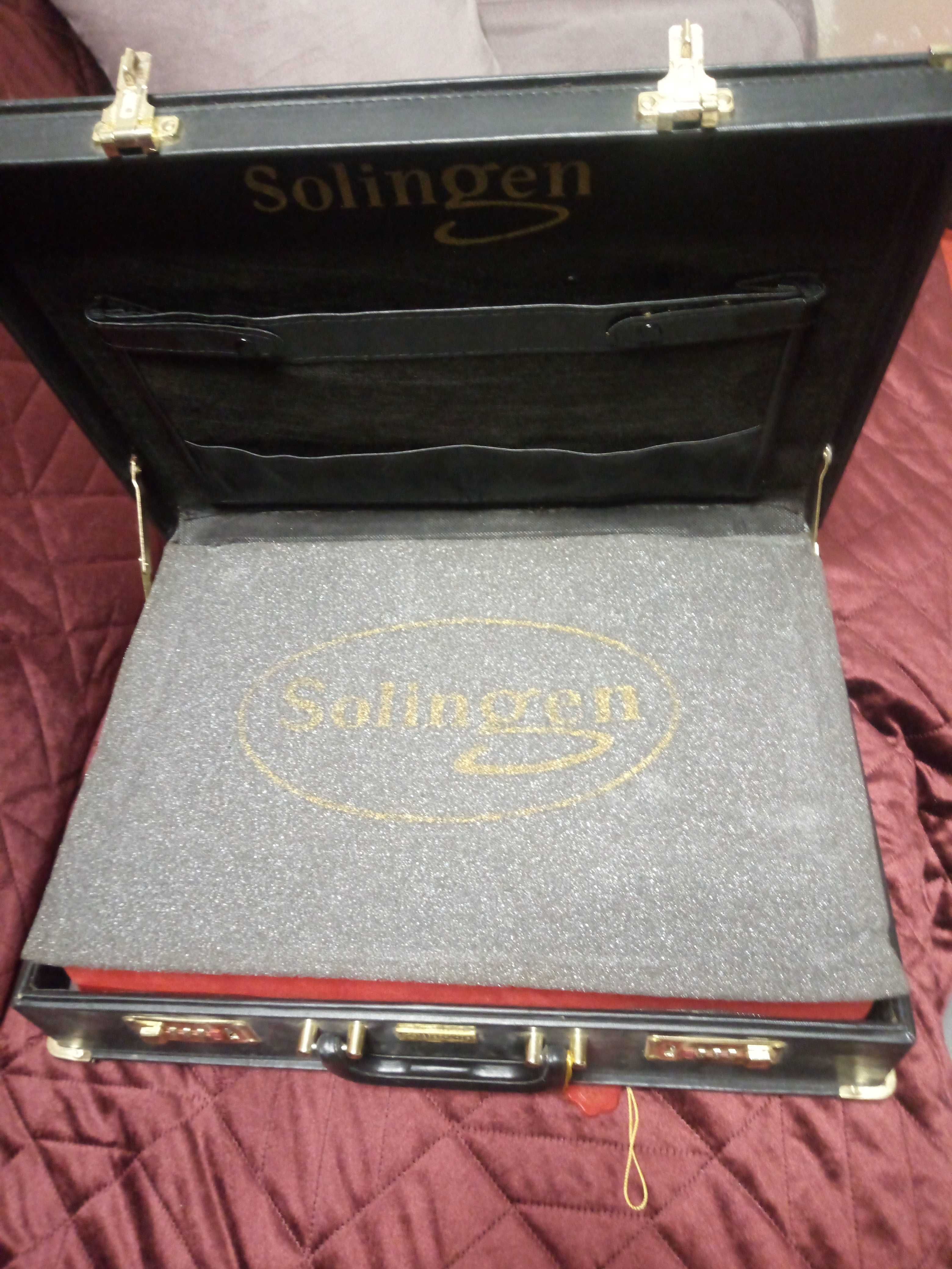 Sztućce SOLINGEN w walizce 56 elementów 8 osób złocone artdeco używane