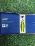 Elektryczna maszynka do golenia Philips One Blade w zestawie z kablem.