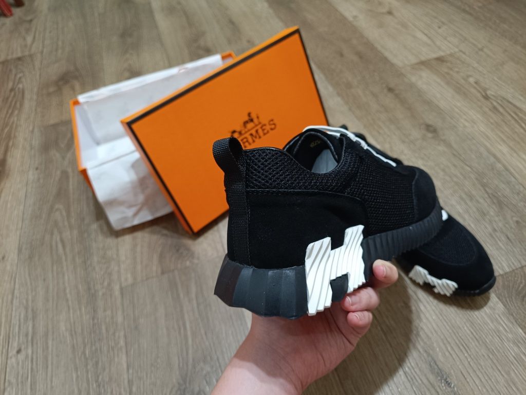 Кросівки Hermes.
