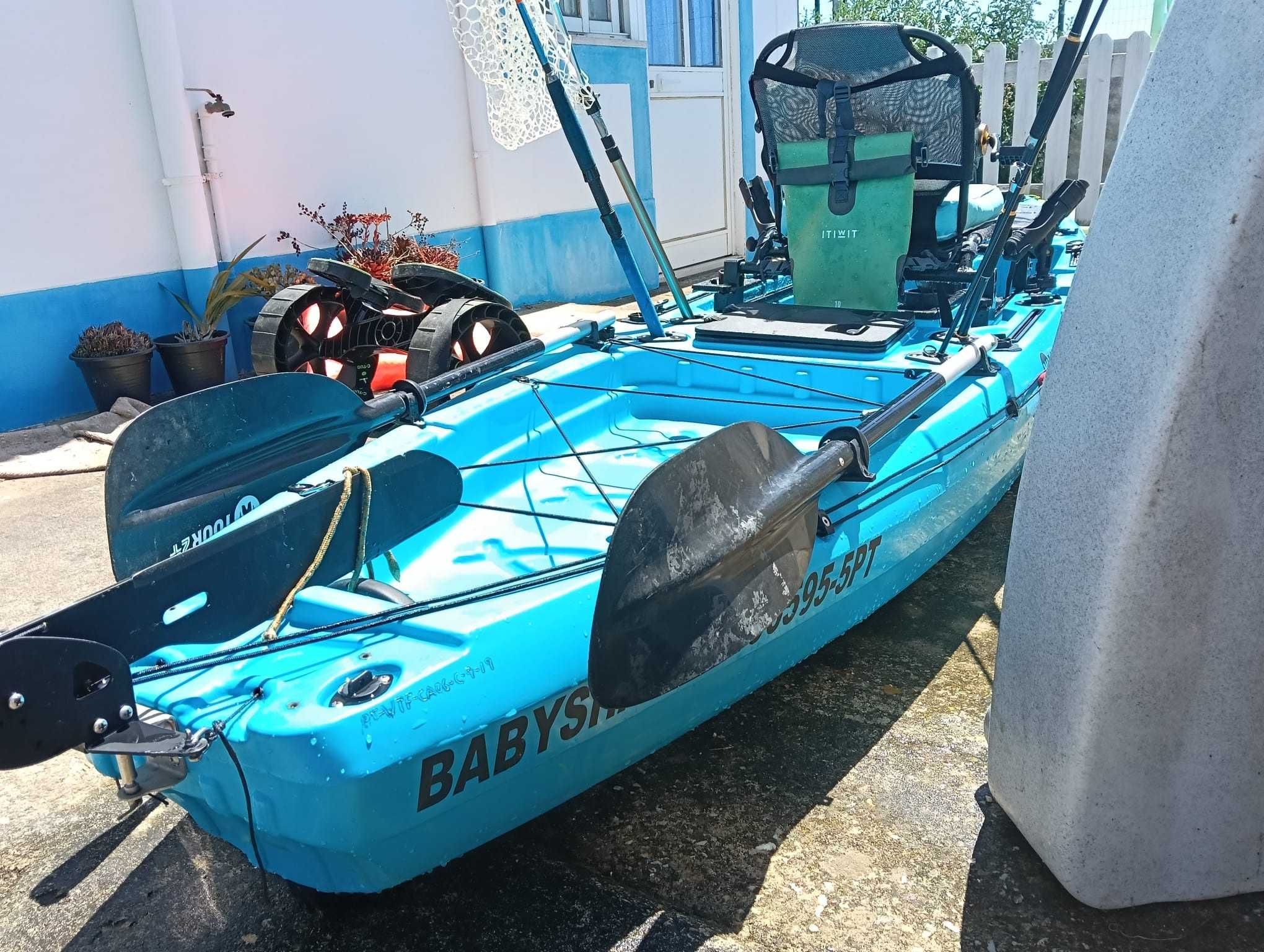 Kayak de pesca a pedais em excelente estado