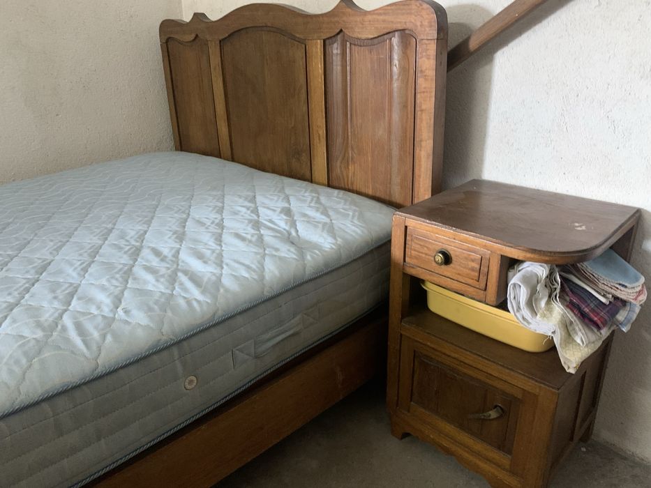 Cama antiga com mesa cabeceira e roupeiro em bom estado