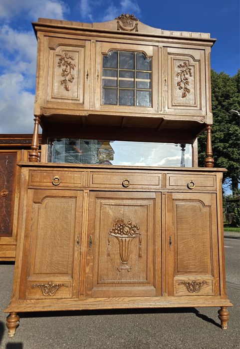 Stary Kredens z Lustrem Kryształowym