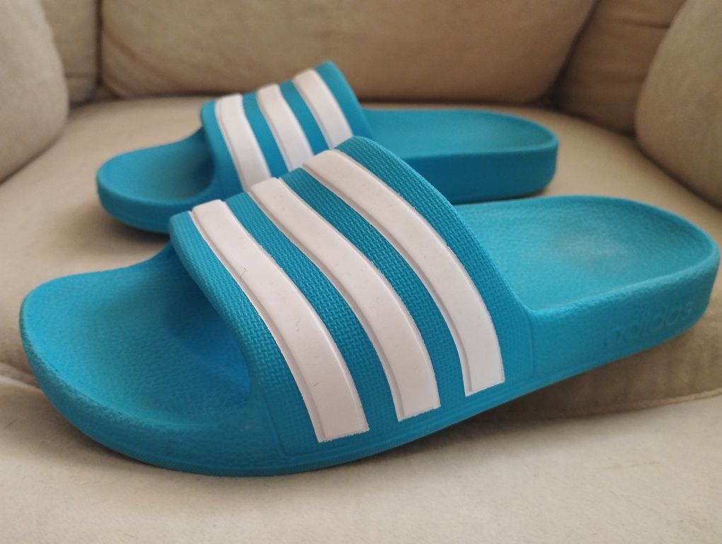 Шльопанці Adidas. Розмір: 32