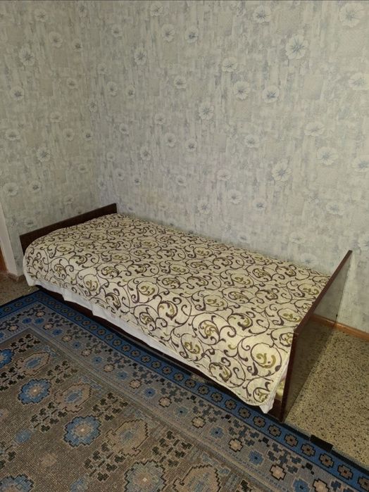 Кровать с матрасом односпальная кровать для отдыха