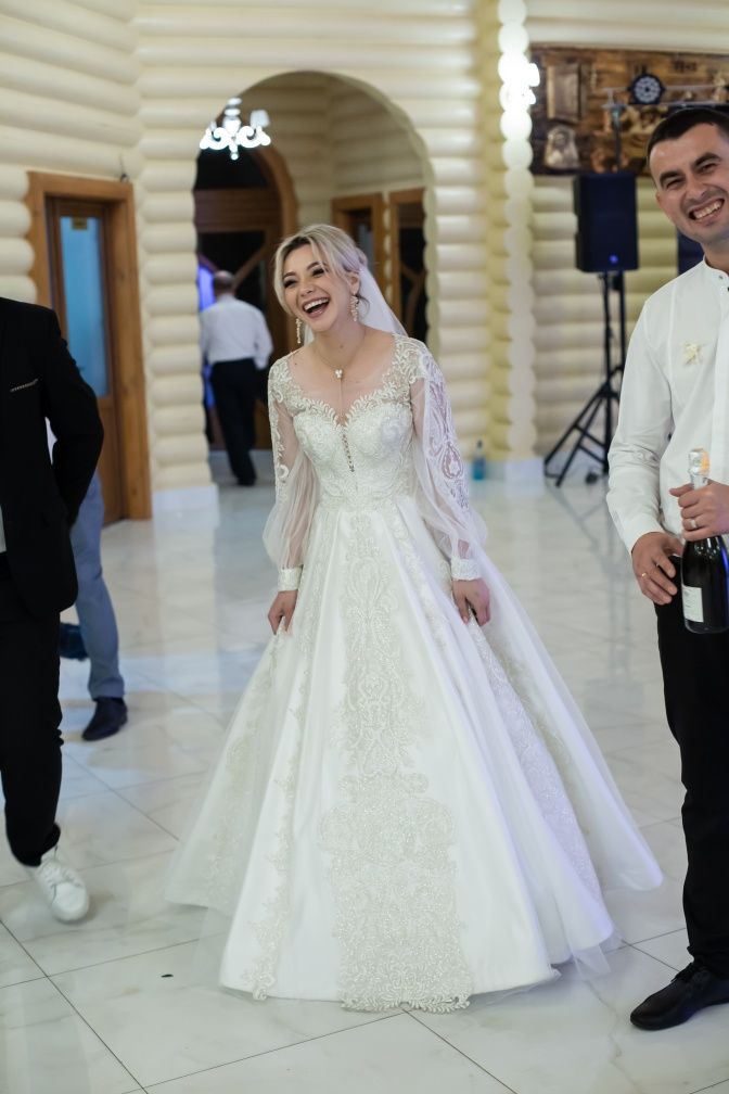 Шикарна весільна сукня