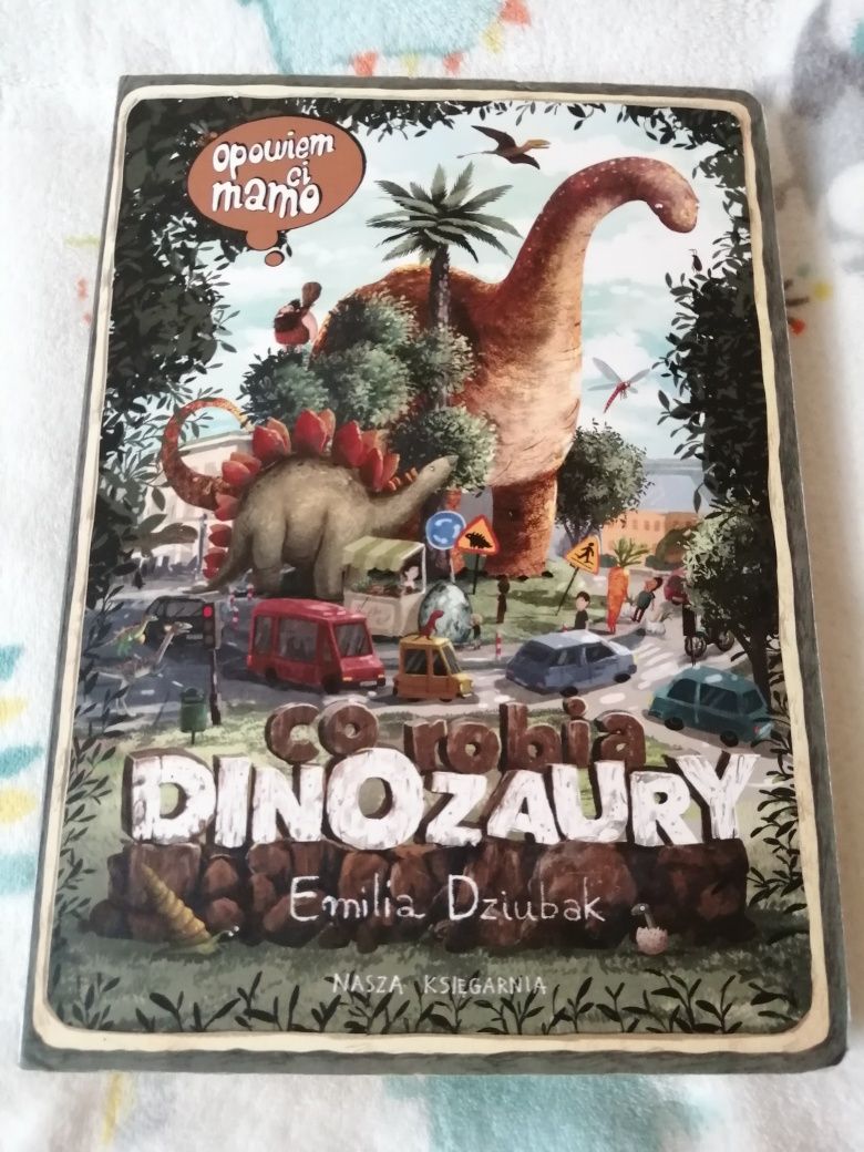 Opowiem Ci mamo co robią dinozaury, książka, koc z pomponami