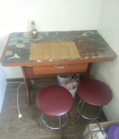 Продам кухонный стол + 2 стула