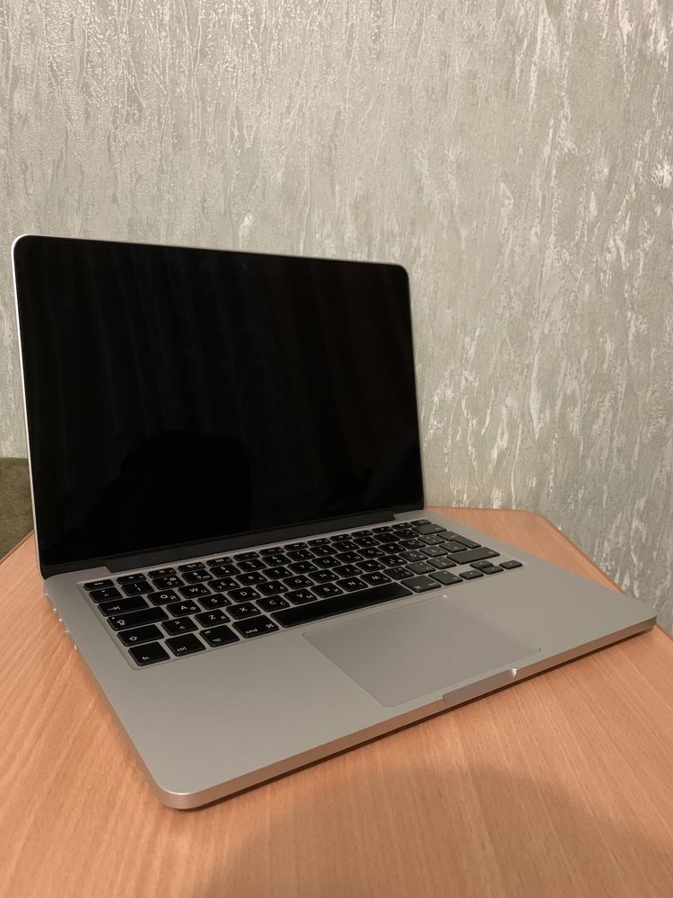 MacBook Pro 13 inches 2014, i5, memory 8, SSD 1Tb