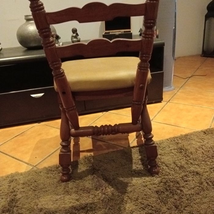 Cadeiras impecáveis sem risco algum  assento em couri creme   muito ra