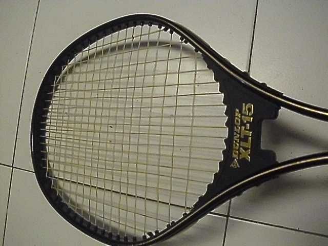 Raquete de Ténis marca DUNLOP, modelo XLT-15.