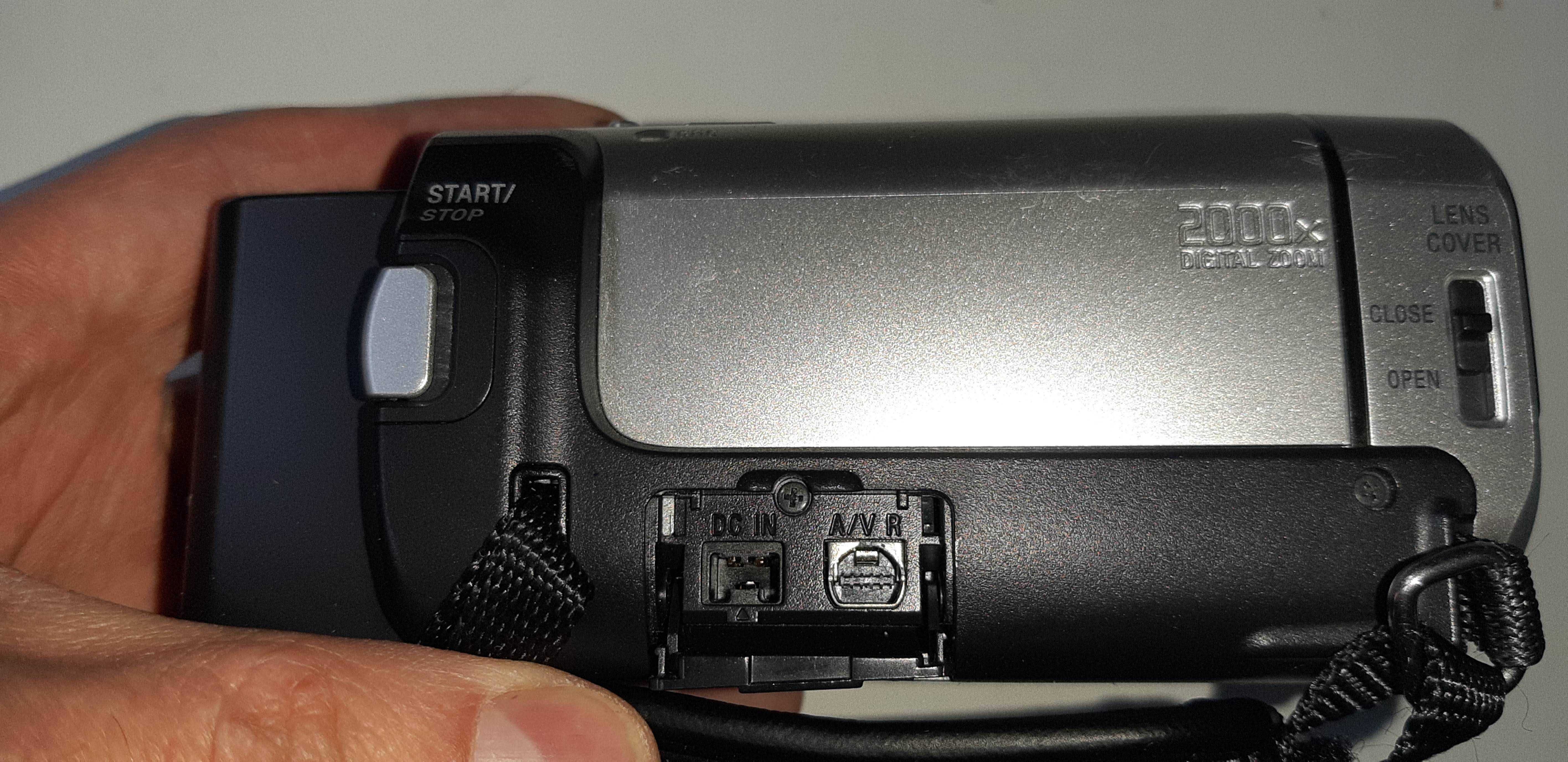 Відеокамера Sony Handycam DCR-SX30E + зарядний пристрій + чохол