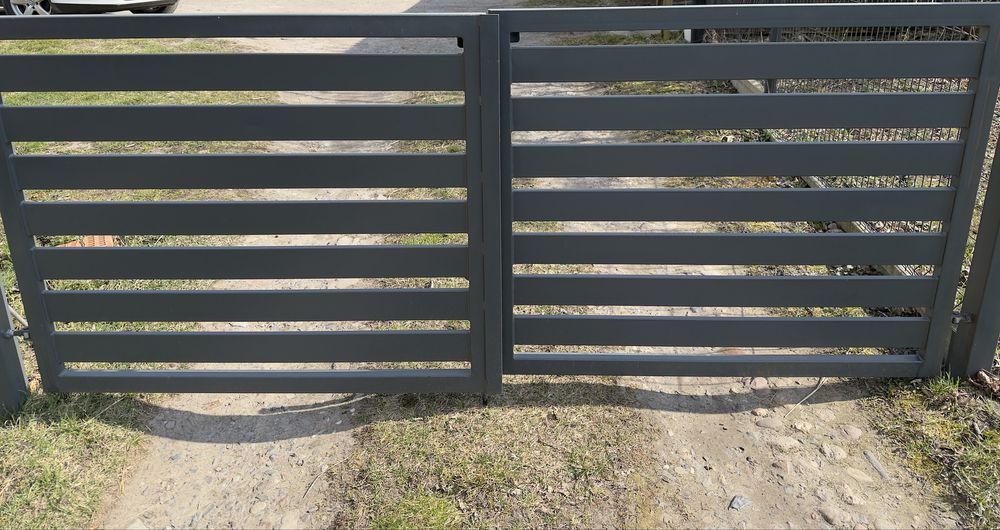 Stalowa brama z furtką