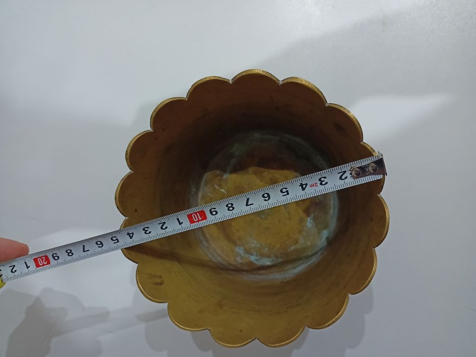 Stara, metalowa osłonka na kwiata