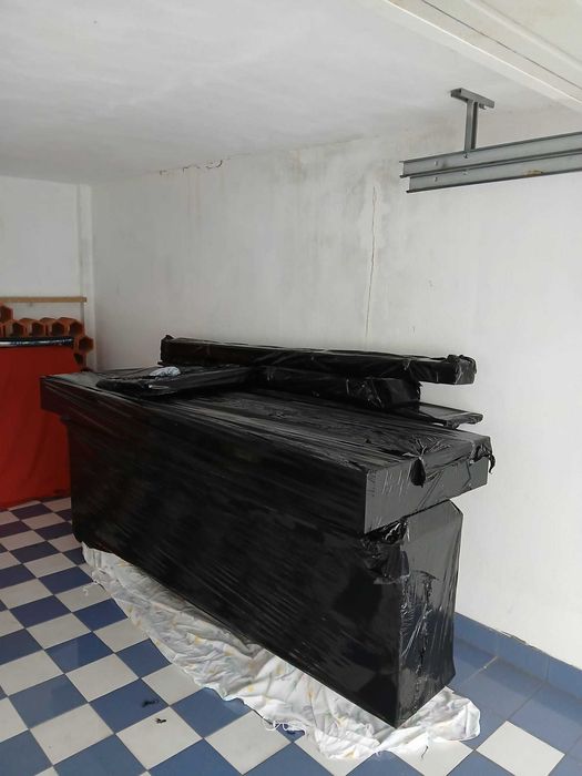 Cama dupla extensível com gavetão, estante em madeira e colchões