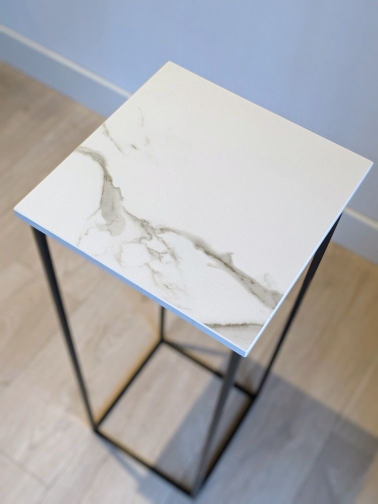 Loftowe, metalowe stoliczki ze spieku kwarcowego calacatta Dekton