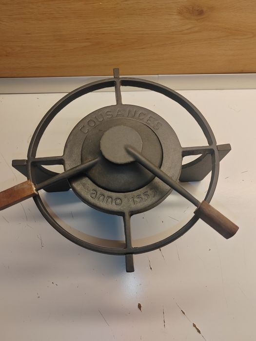 Stary żeliwny podgrzewacz