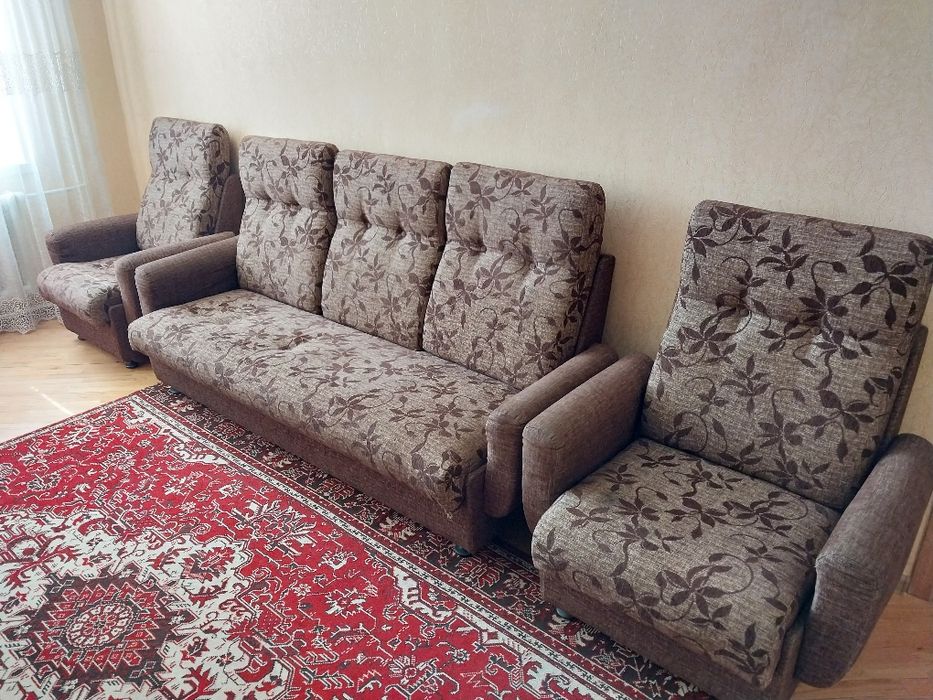 Продаж меблів (Стінка, диван, 2 крісла, стіл комп'ютерний, комод)
