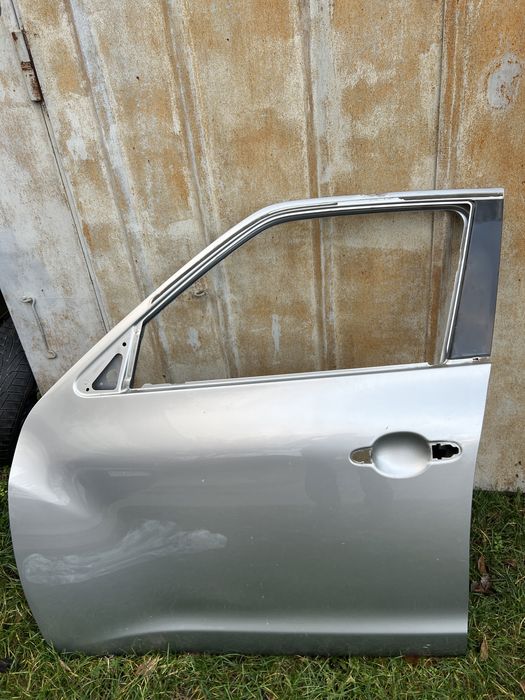 Передні двері Nissan Juke