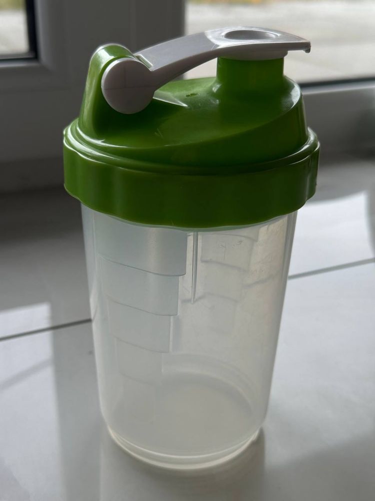 Shaker z pojemnikami