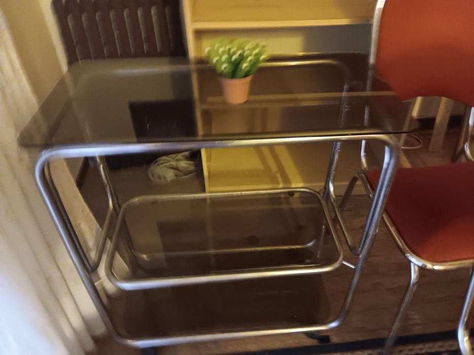 Sofá Cama ,mesa, 6 cadeiras e móvel em vidro