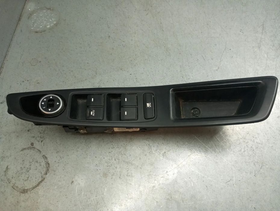 Comando / botão / interruptor vidros frente esquerdo HYUNDAI i20 (GB)