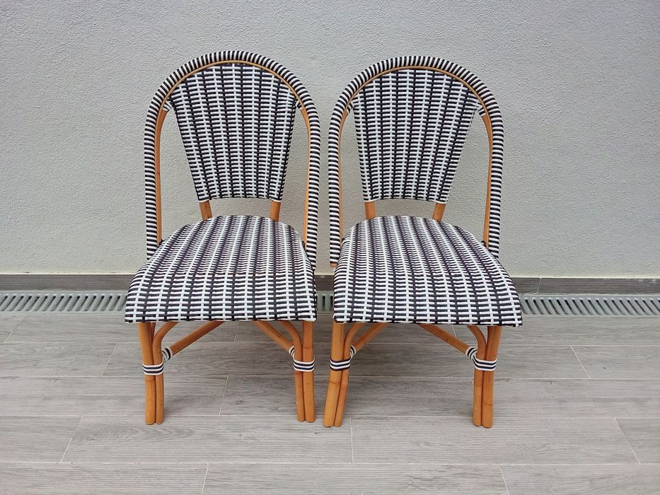 Cadeiras de madeira em rattan preto e branco