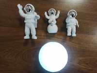 Lua com luz e 3 astronautas prateado dourado