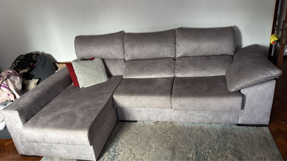 Sofa cinzento claro