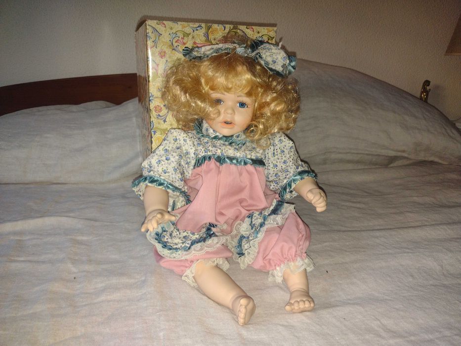 Boneca de Porcelana loura