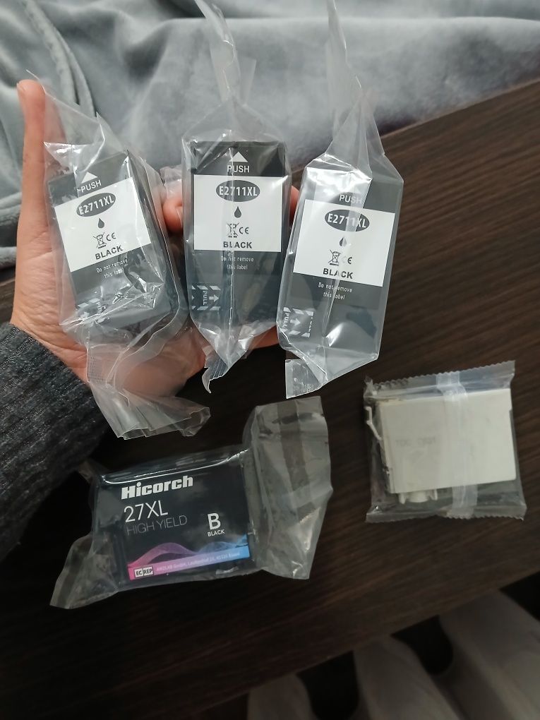 чорний картридж для принтера Epson, модель E2711XL,