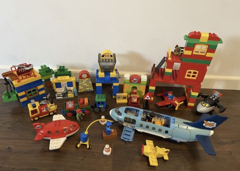 Zestaw Lego Duplo Lotnisko, 4 samoloty, pojazdy, ok. 265 elementow