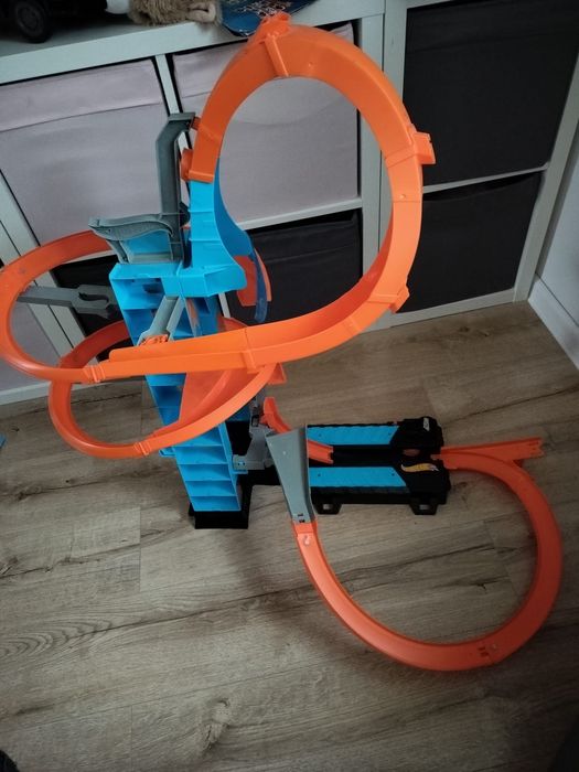 Tor Hot Wheels „Wieża Podniebna Kraksy”