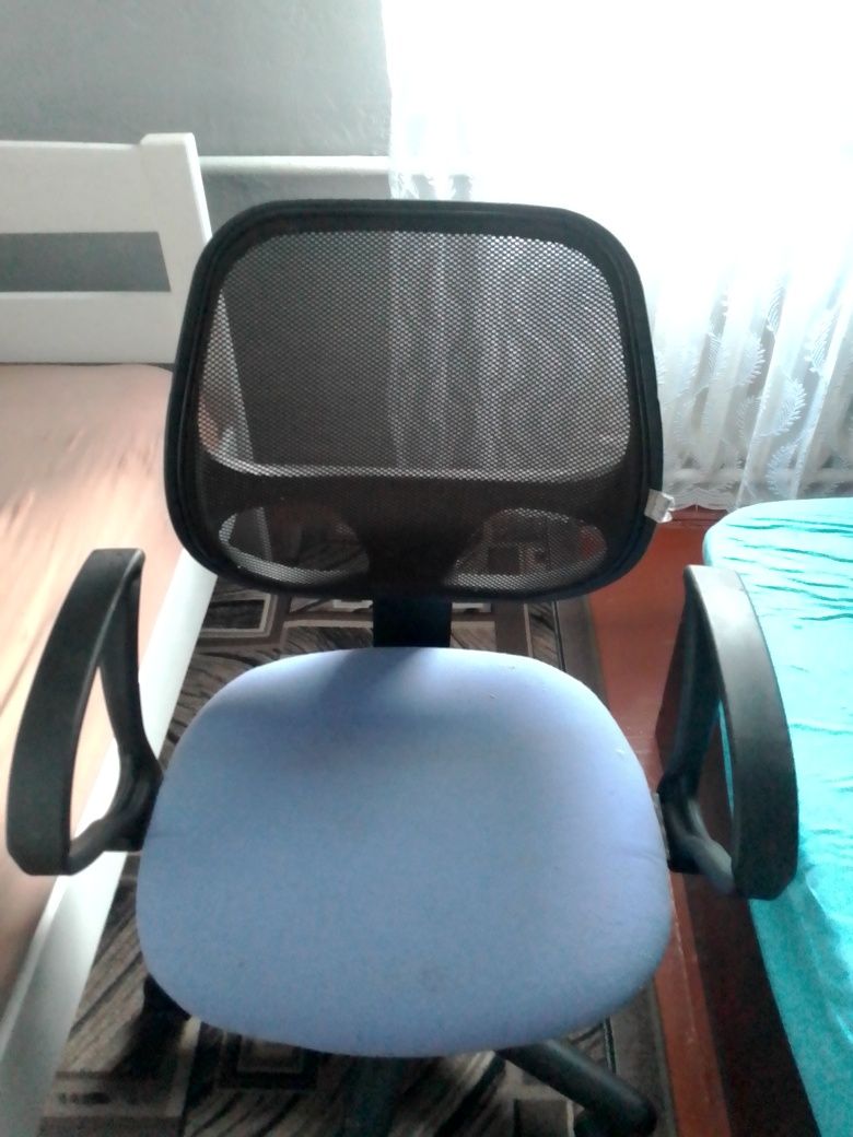 Продам комп'ютерне крісло