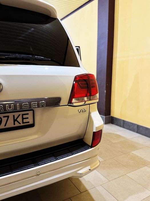 Toyota Land Cruiser 200 • 2013 • 4.5 V8 Diesel • 70th Anniversary